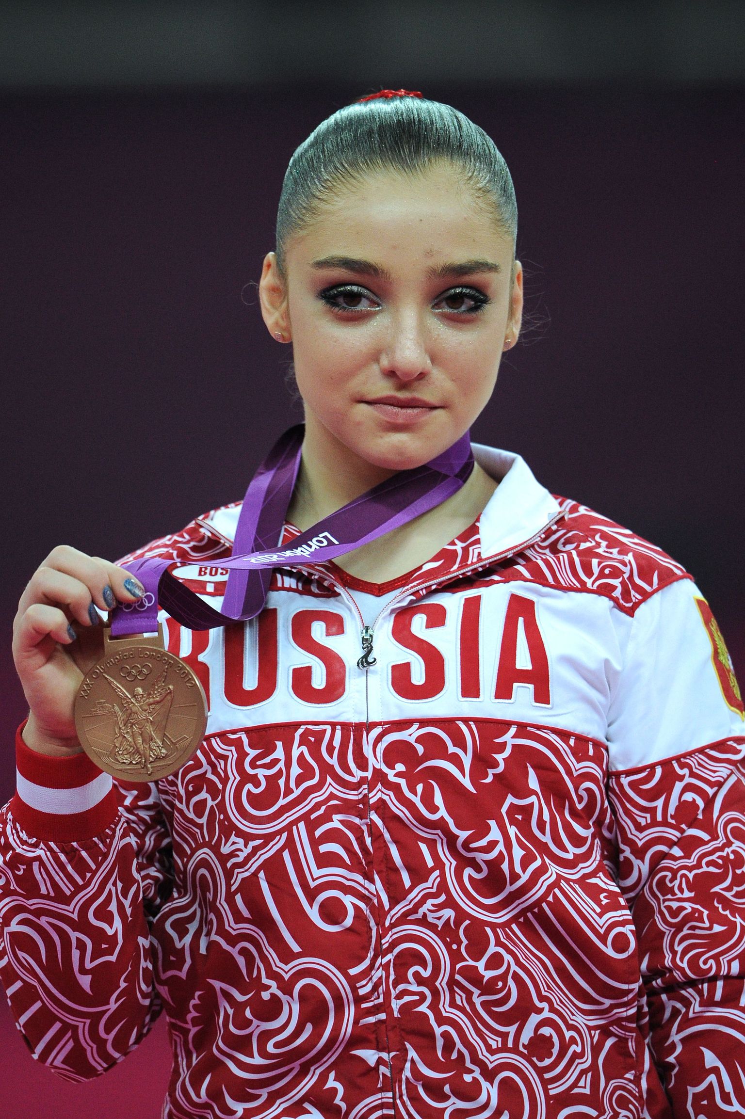 Алия Мустафина с медалью лондонской Олимпиады.