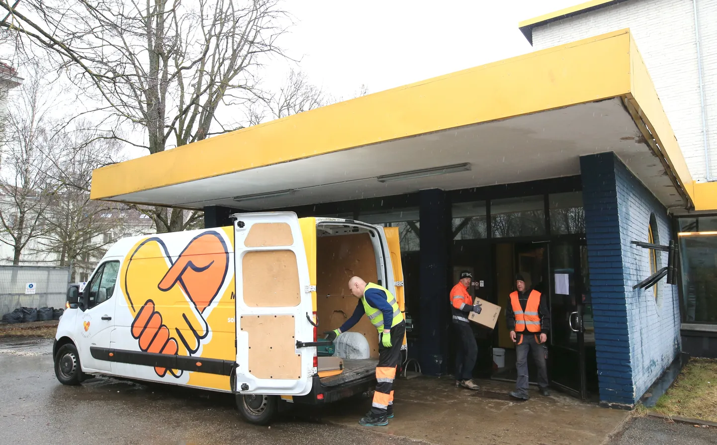 Ekraani kinomajas töötab praegu ukrainlaste abistamiseks antud asjade kogumispunkt.