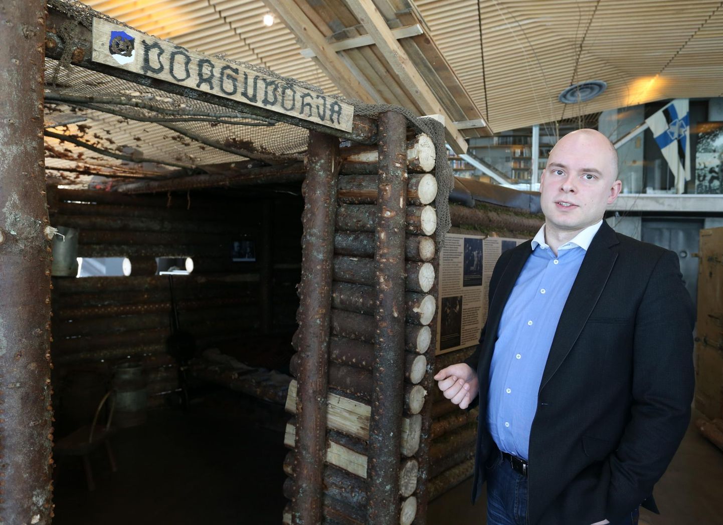 Pärnumaa maleva liige Martin Allender okupatsioonide muuseumi kuraatorina näituse tarbeks rekonstrueeritud Põrgupõhja punkri kõrval.