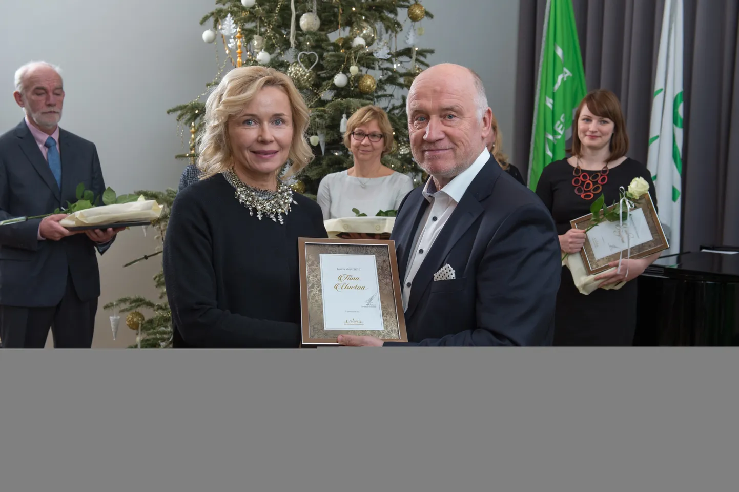 Aasta arst dr Tiina Uuetoa ning juhatuse esimees dr Ralf Allikvee.