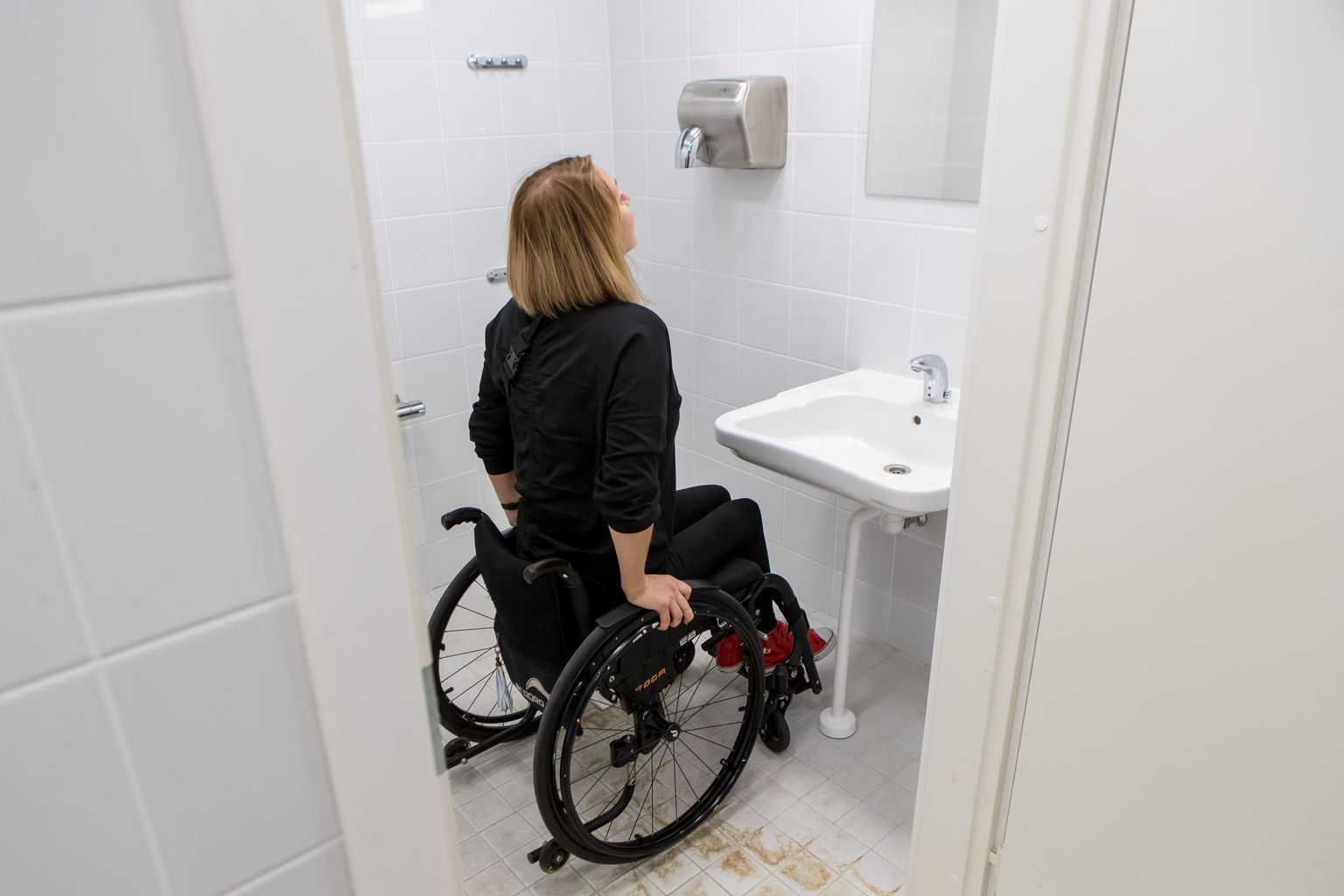 TESTIMAS: Kuressaare raekoja taga asuva uue avaliku inva-WC ukse vahele võib ratastooliga liikuja kinni jääda, peegel on tema jaoks liiga kõrgel ja kätepesuks ta kraanini ei ulatu, koges Kätlin Riidebach.