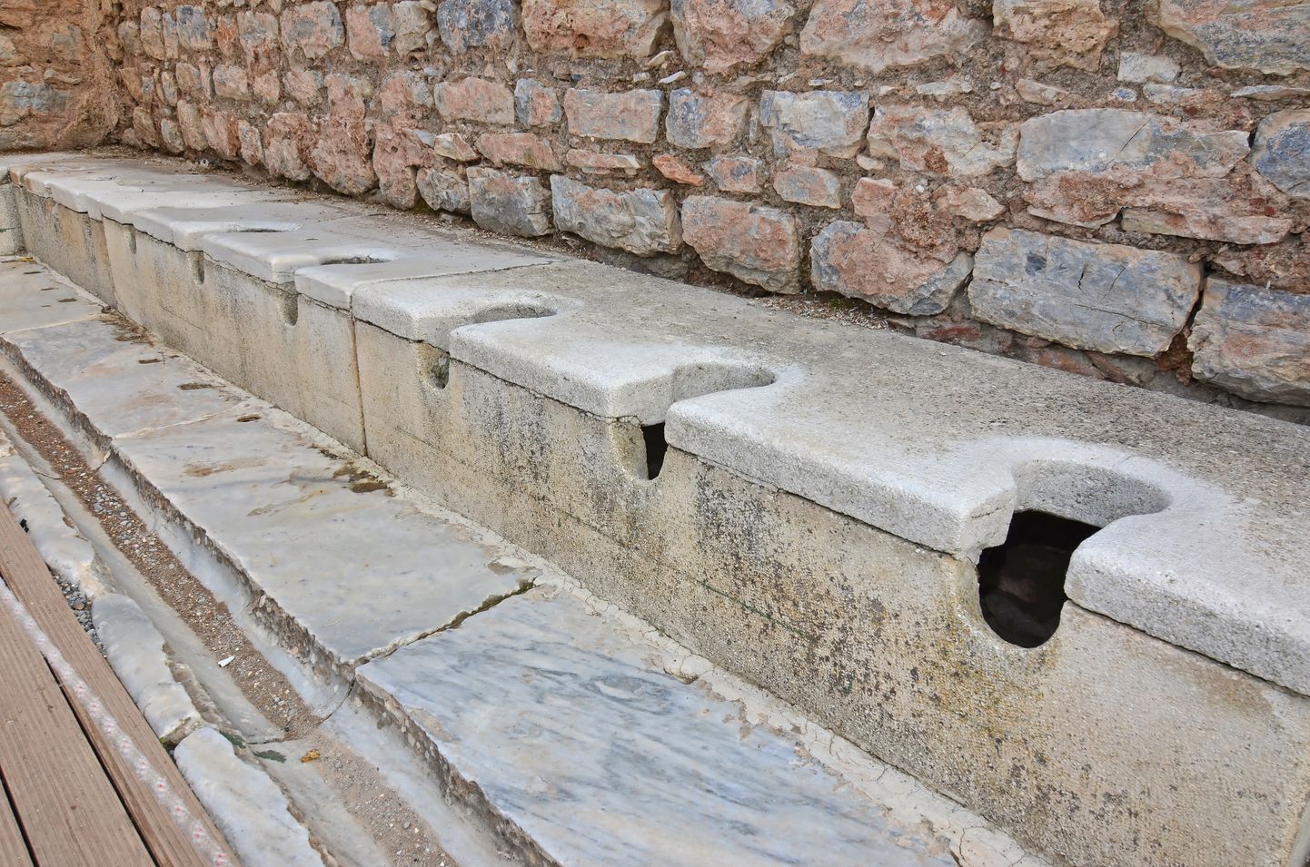 Vana-Rooma latriini jäänused Türgis. Pilt on illustreeriv