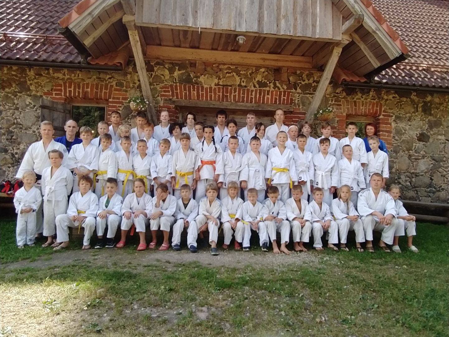 Judo ja looduslaagris osalenud lapsed Sulbis koos neid juhendanud treeneritega.