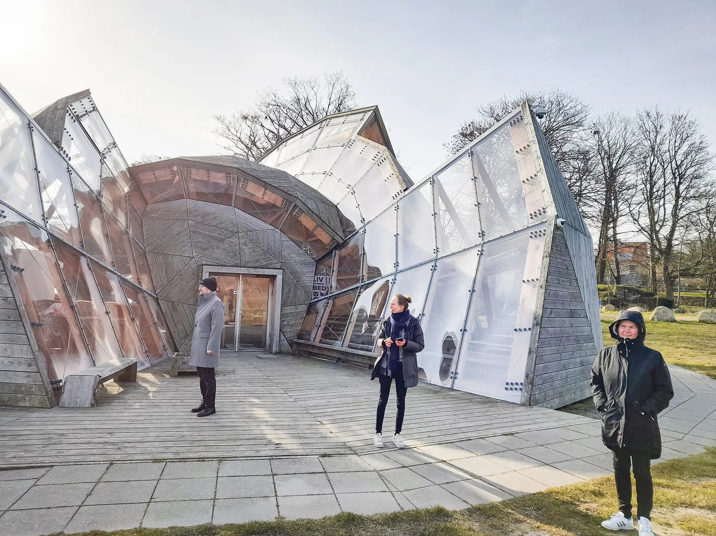 KONTSERDIPAIK: Hiljutisel Bornholmil käigul vaadati üle ka LSKO võimalikud esinemispaigad. Fotol on Edoardo Narbona, Bornholmi kultuurinõunik Louise Krogsriis ja Jaanika Tiitson jõudnud Allinge linna.