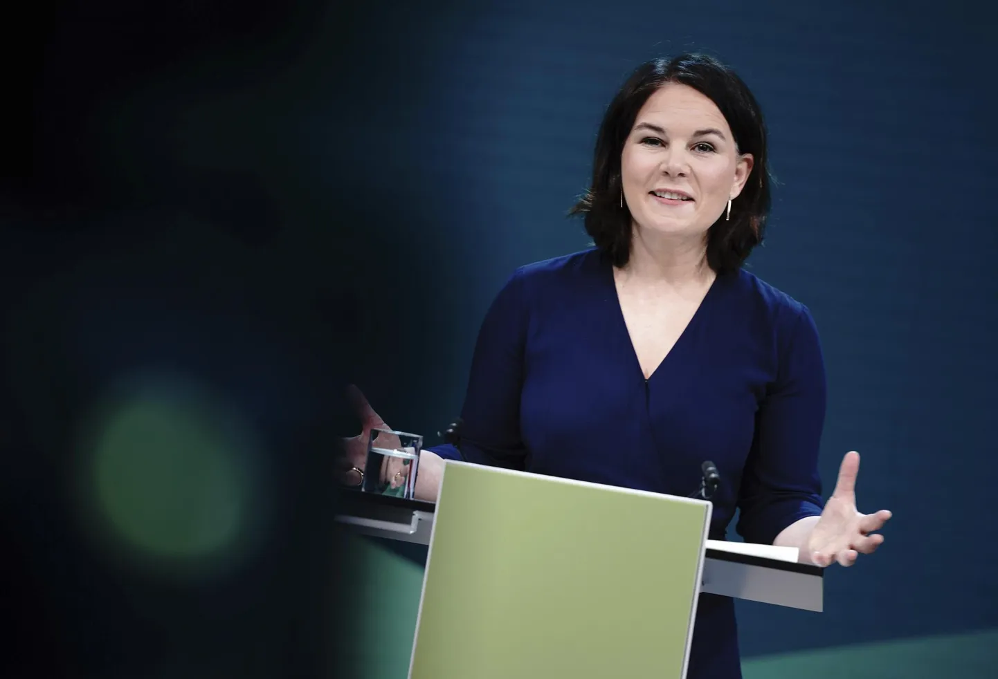 Äsja roheliste kantslerikandidaadiks nimetatud Annalena Baerbock eelmisel nädalal Berliinis ajakirjanike ees.
