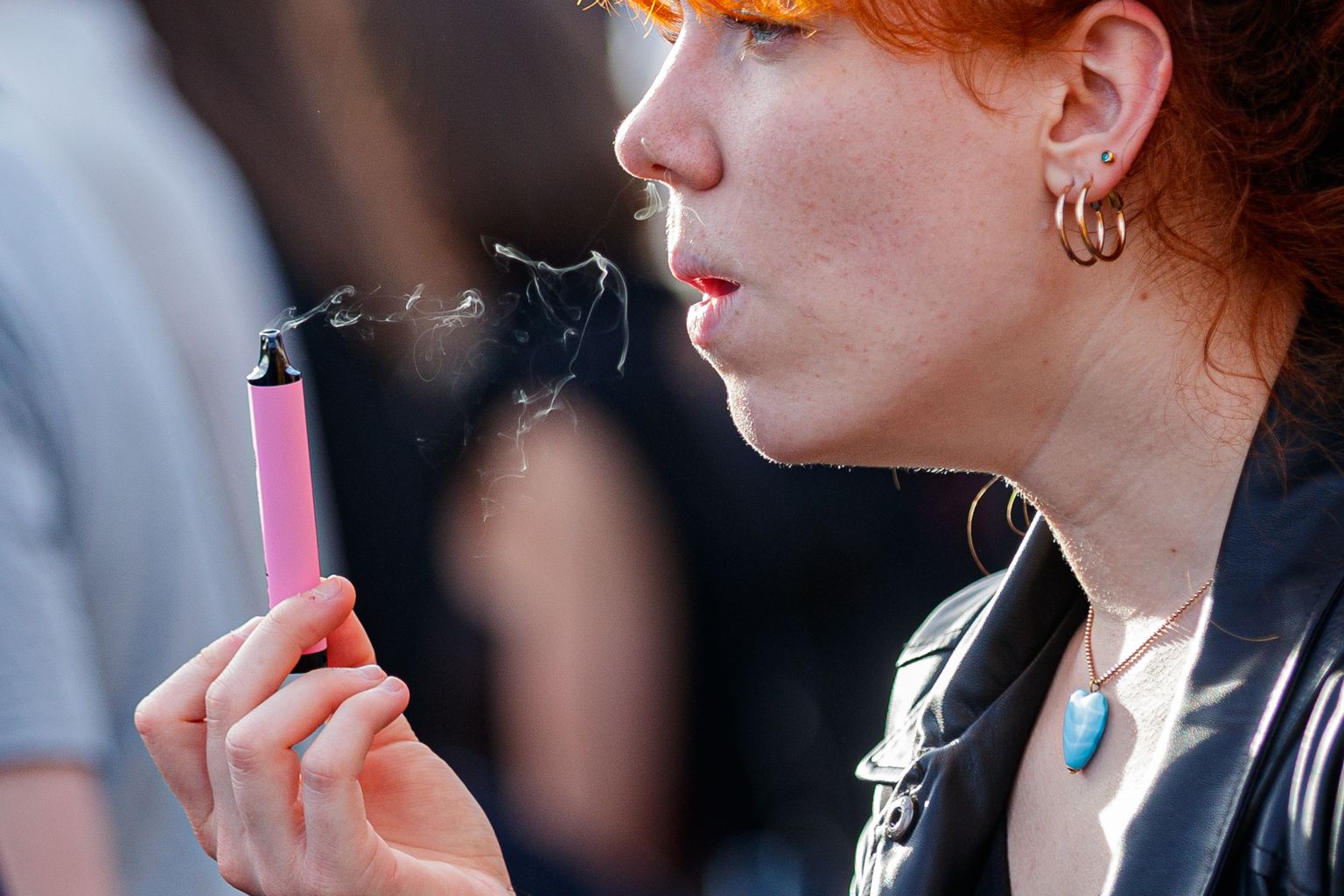 Illustreeriv foto naisest e-sigaretti tegemas.