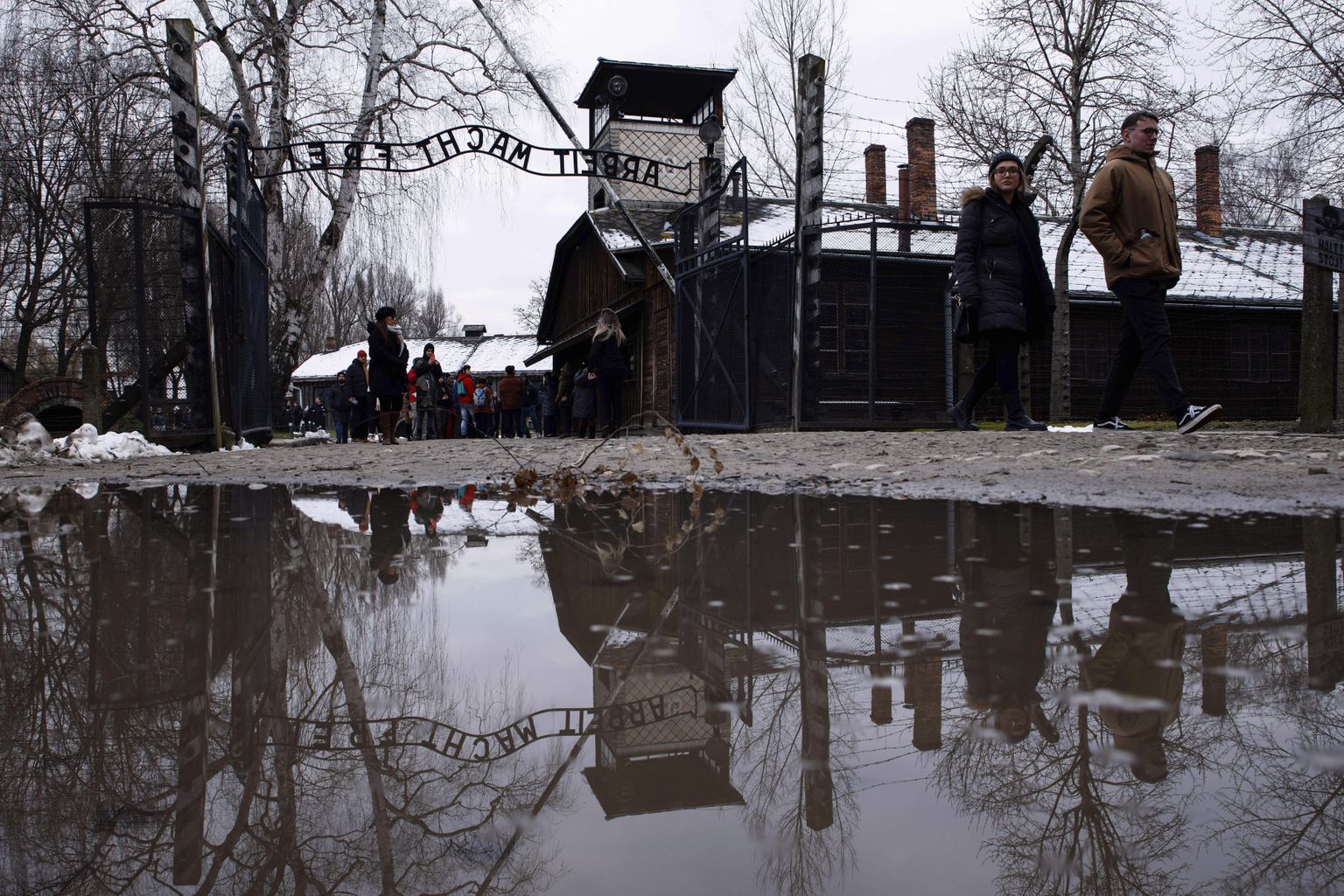 Inimesed külastavad kunagist Auschwitz-Birkenau koonduslaagrit Poolas 26. jaanuar 2023.