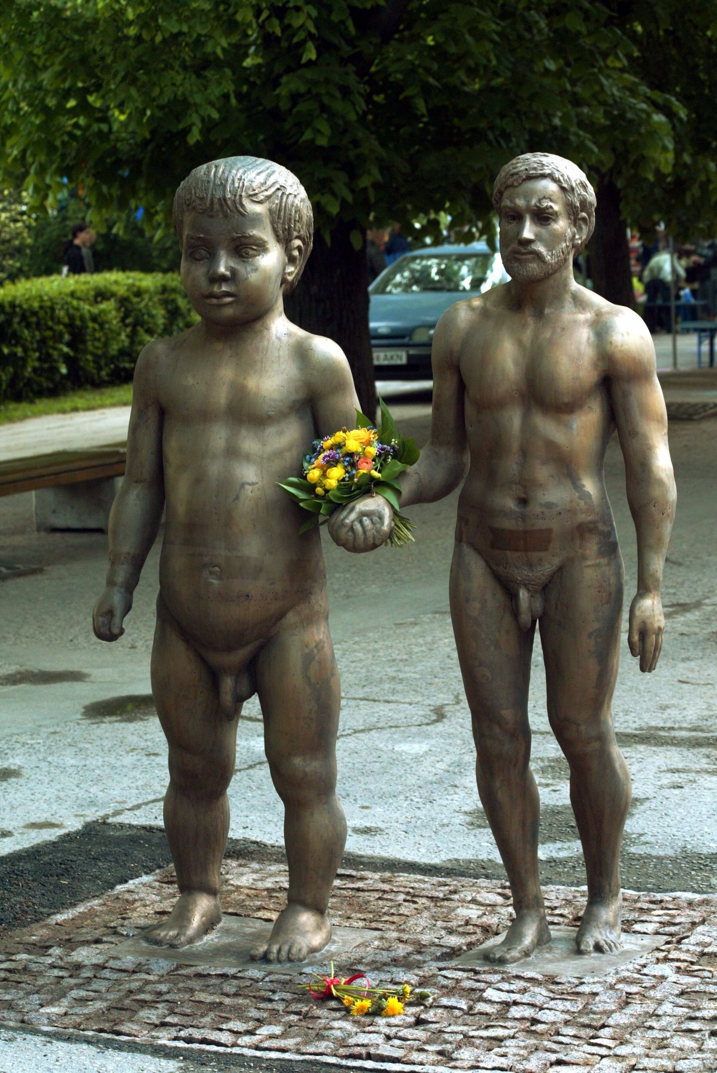 Küüni tänava üks märke on Ülo Õuna skulptuur "Isa ja poeg".