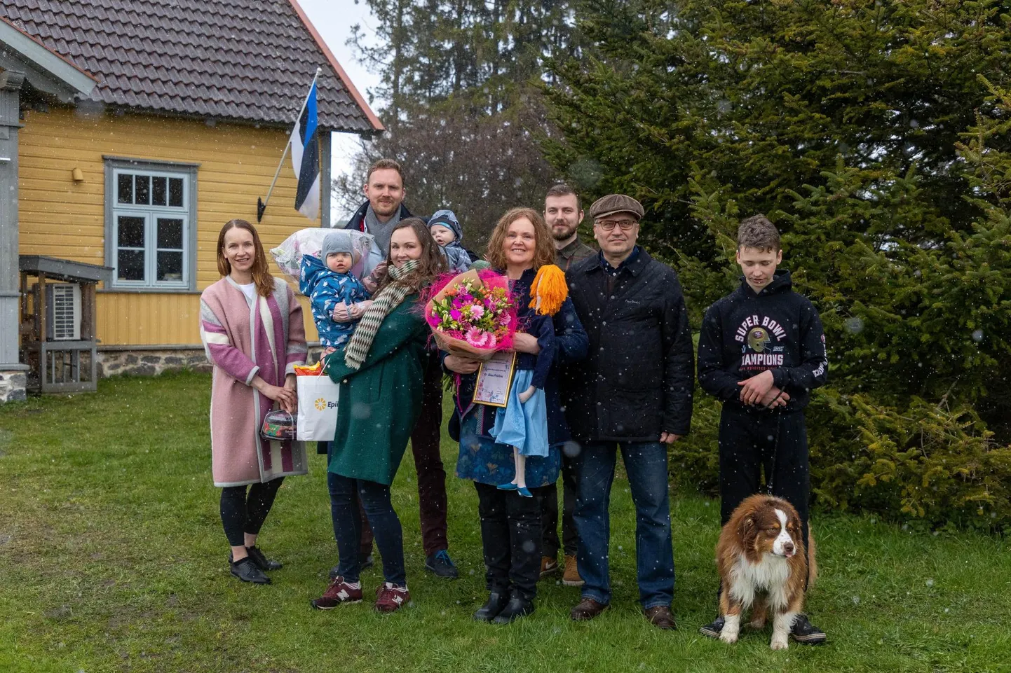 Järvamaa aasta ema Riina Põldvee (keskel) meelest on pere rikkus ja kodu koht, kus on kõik alati oodatud, mis iganes ka ei juhtuks.