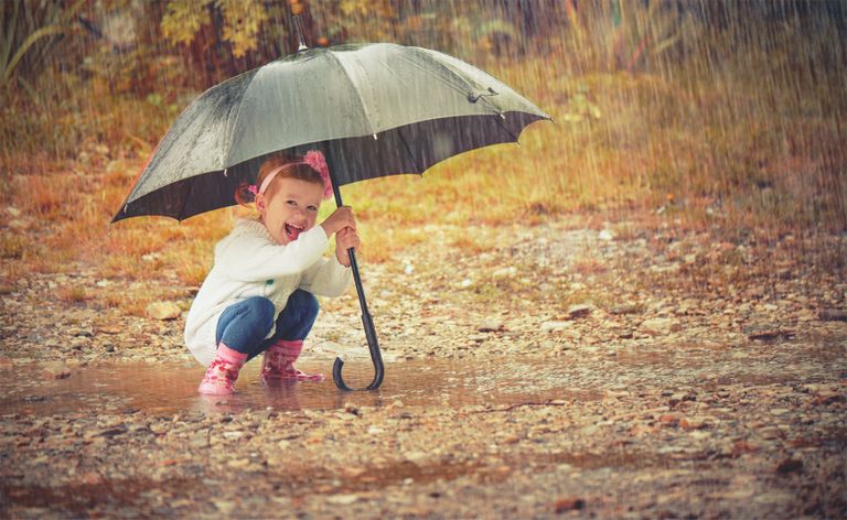 Väike tüdruk vihmavarjuga. Pilt on illustreeriv
