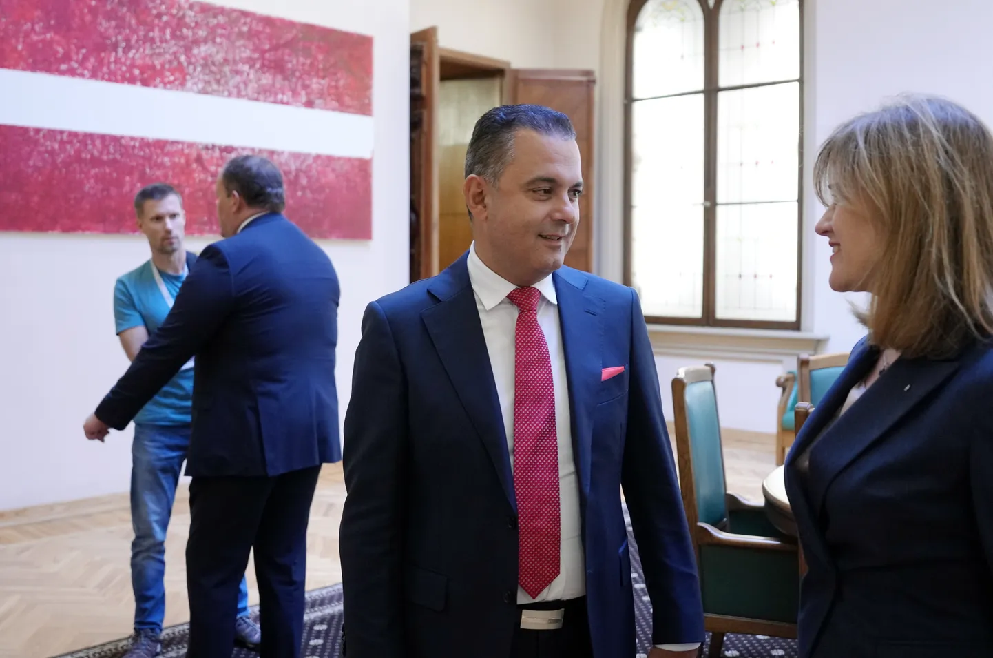 Saeimas deputāts, veselības ministra amata kandidāts Hosams Abu Meri (centrā) atbild uz žurnālistu jautājumiem Saeimas ārkārtas sēdes laikā, kurā paredzēts balsojums par uzticības izteikšanu Evikas Siliņas izveidotajam Ministru kabinetam.