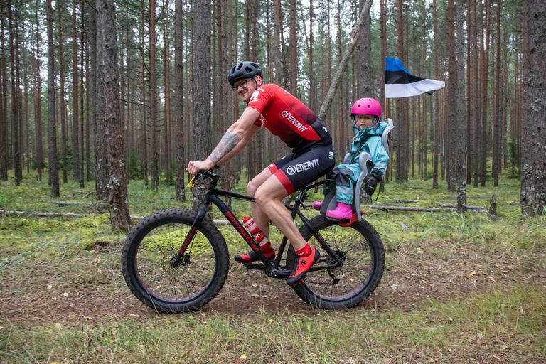 Kui tippudele on rattamaratonil tähtis iga sekund, siis paljudele teistele osalejatele, nagu Toomas Ellmannile, on see hea võimalus ratta seljas loodust nautida.
