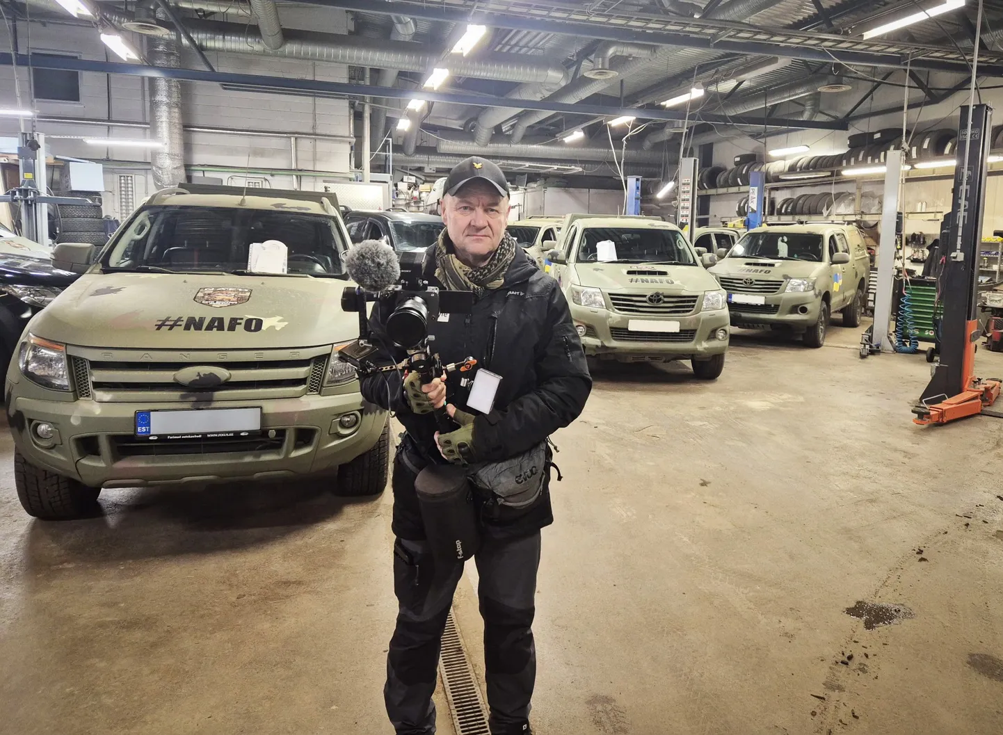 Operaator Ivar Heinmaa NAFO järjekordse abisaadetisena Ukrainasse toimetatud autode taustal.
