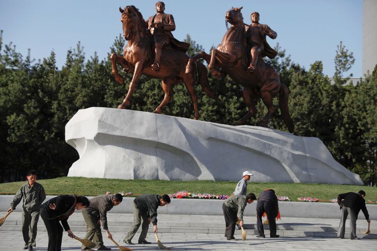 Ratsamonumendid Kim Il-sungist ja Kim Jong-ilist Pyongyangi kesklinnas. / Scanpix