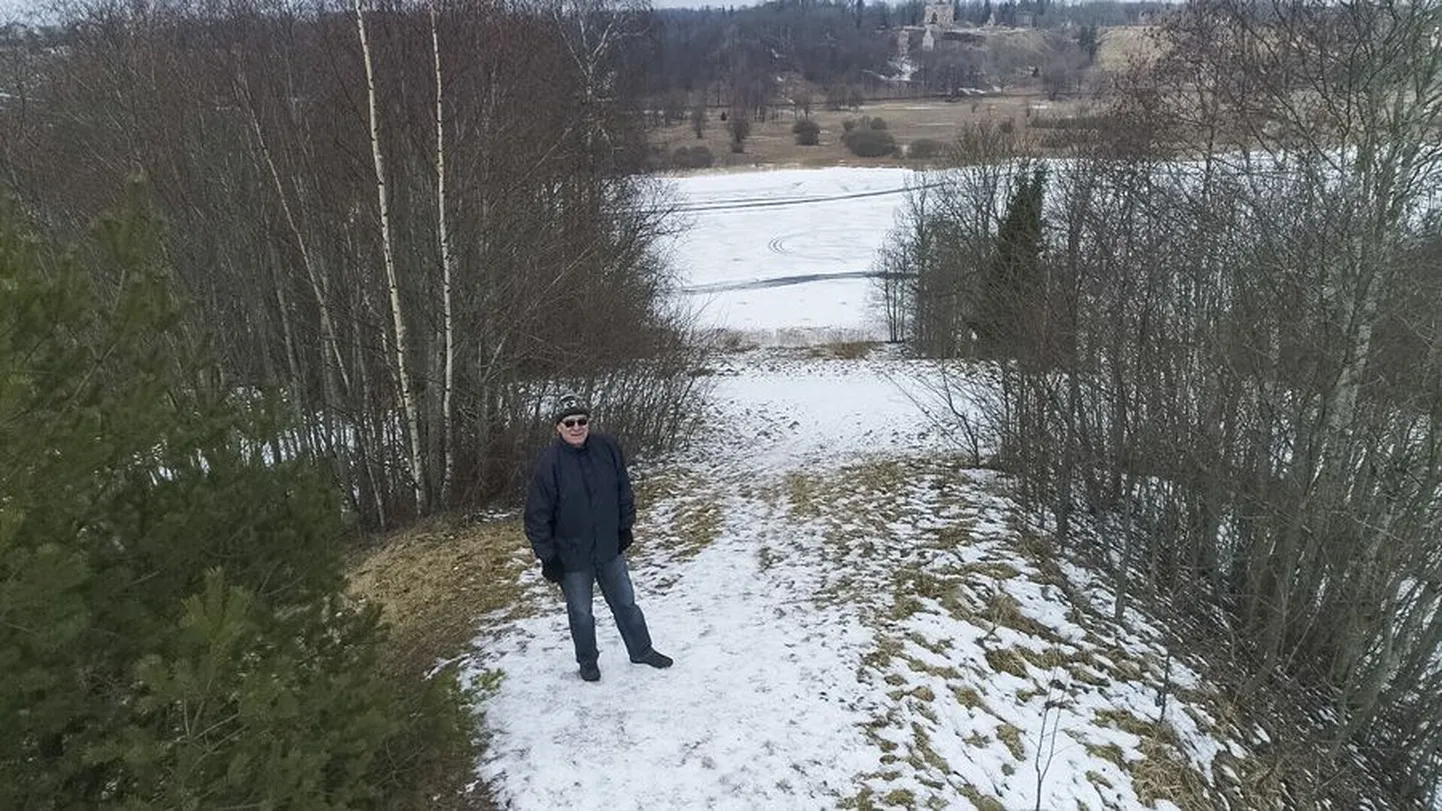 Suusaentusiastist arhitekt Raivo Mändmaa kutsub Viljandi linna- ja vallavõime taastama Närska mäe kuulsust mäesuusakeskusena. Et asi huvitavam oleks, paneb ta ette see kümmekonna meetri võrra kõrgemaks ehitada.