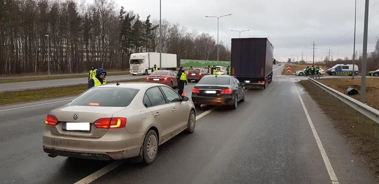Politsei kontrollis täna Pärnus Ehitajate teel sõidukijuhtide kainust.