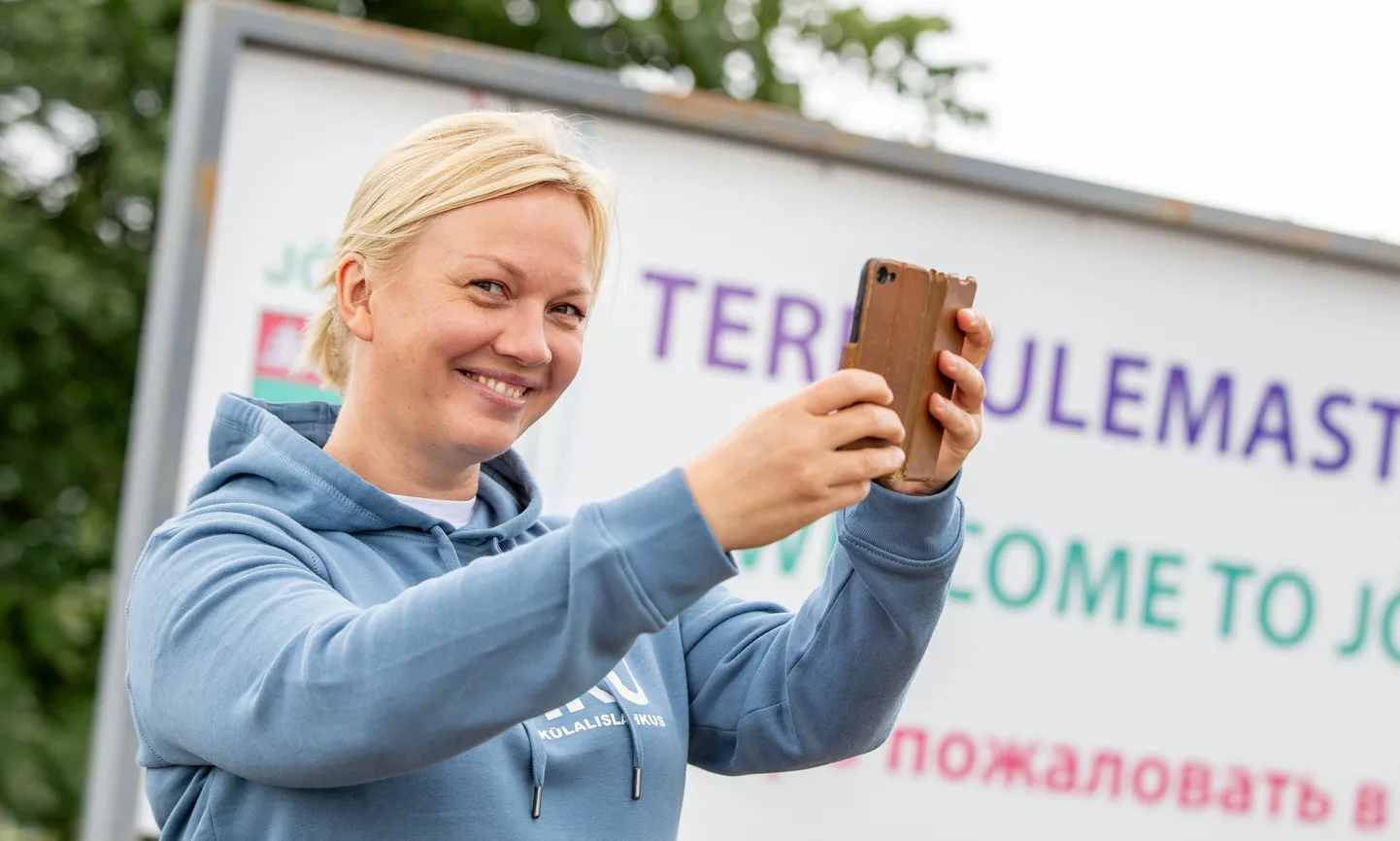 Külalislahkuse eestvedaja Anu Kõrge, kelle ametinimetus on Ida-Viru turismiklastri teenindus-arendusjuht, soovib, et Ida-Viru külastajad tunneksid end teretulnuna.