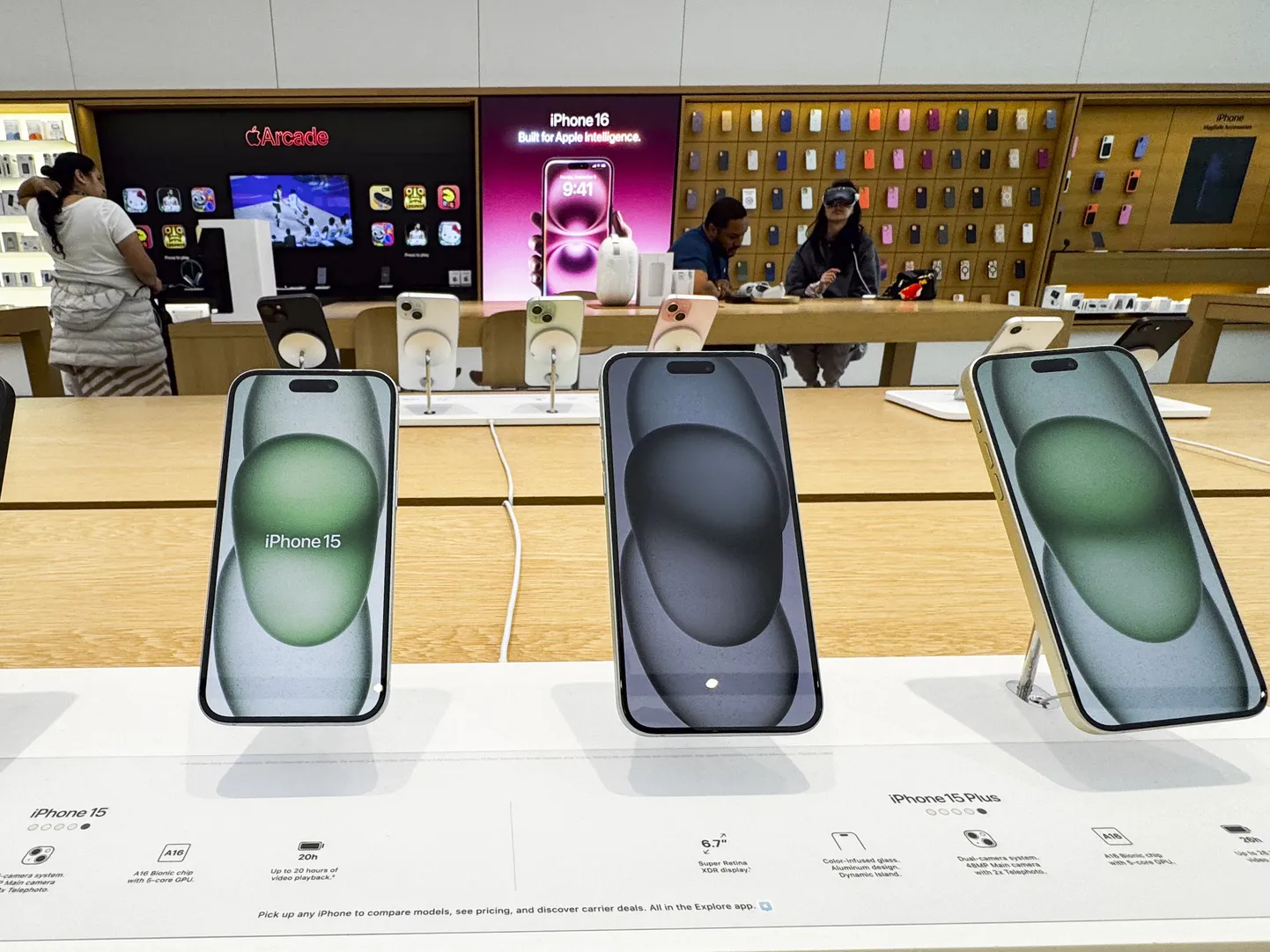 Apple liigutas suurte lennukitega uusi telefone, sest tollid tõusevad taevasse. Pikemaks ajaks see aga hinnatõusust ei päästa, need tõusevad lisaks USA-le peagi kogu maailmas.