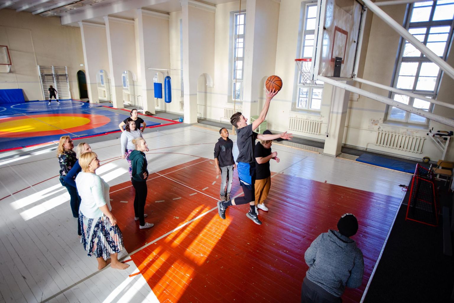 Rakvere linn toetab noorteprojekte. Pildil on Rakvere avatud noortekeskuse noorte ja linnajuhtide korvpallimäng 2019. aastast.