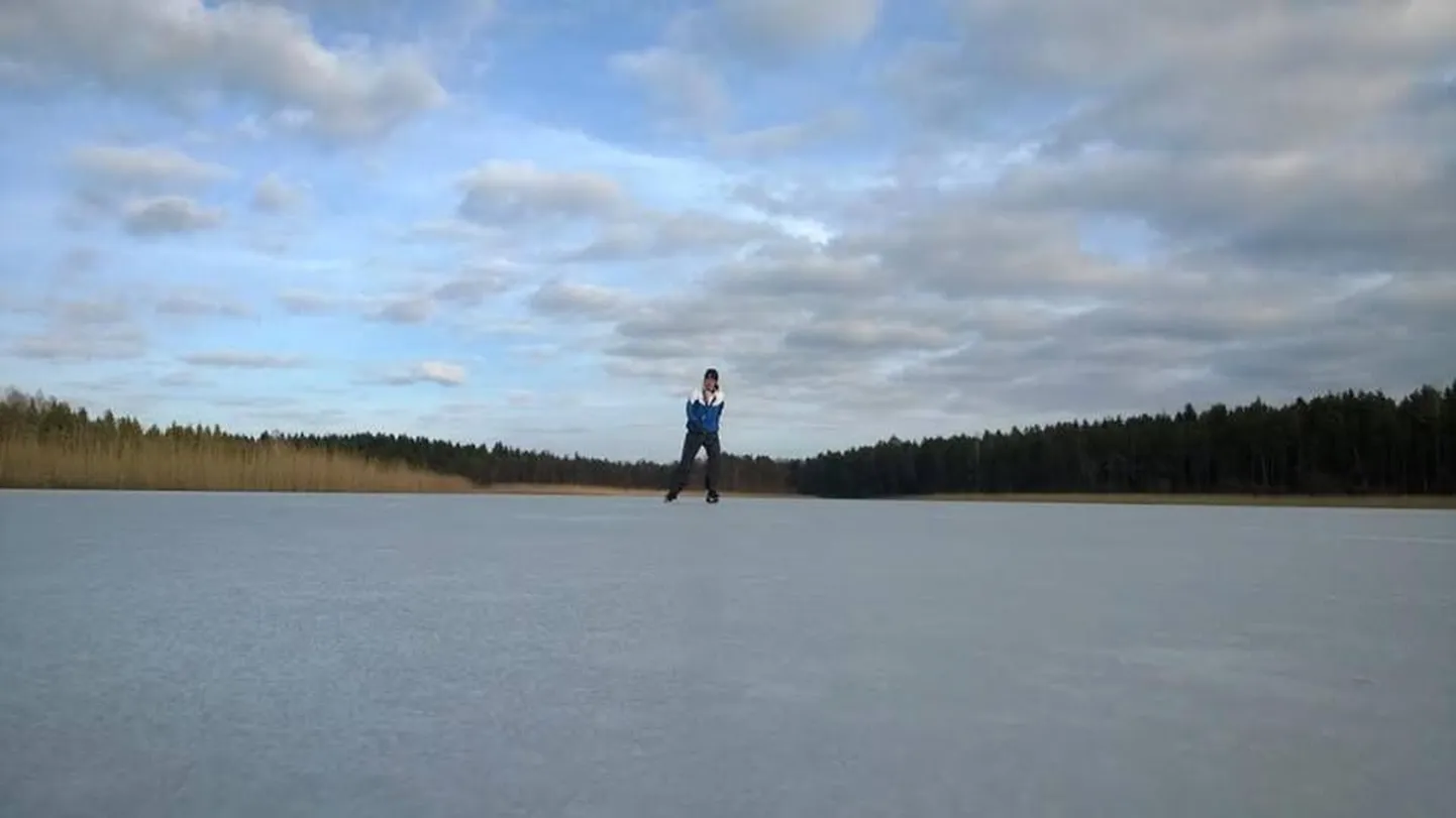 Uisutamine Väinjärvel. Pilt on illustreeriv