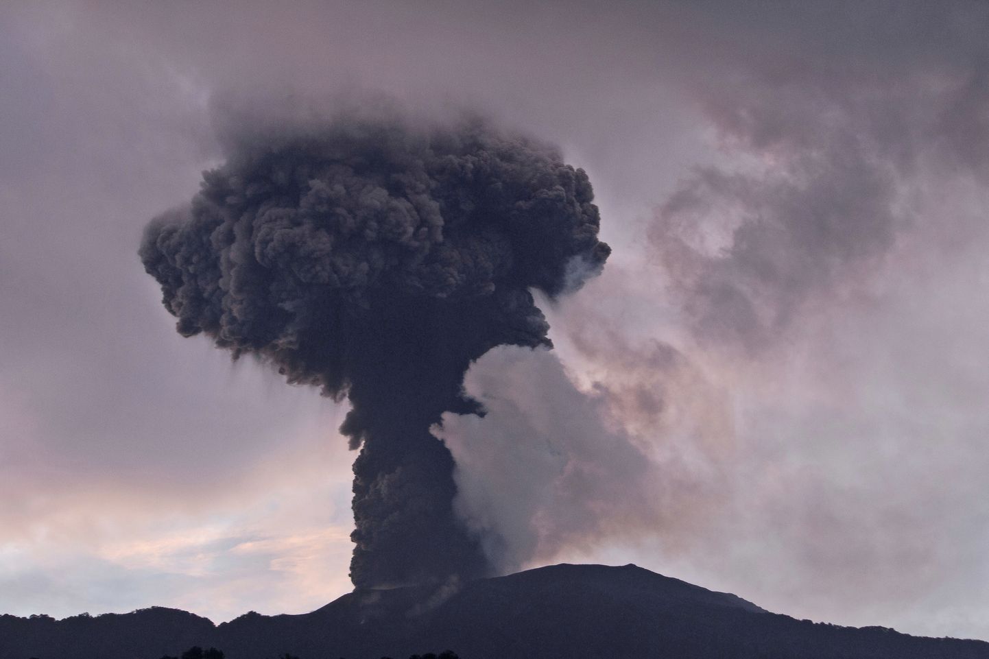 Suits tõusmas Sumatra saarel asuv vulkaan Marapist 14. jaanuaril 2024. aastal.