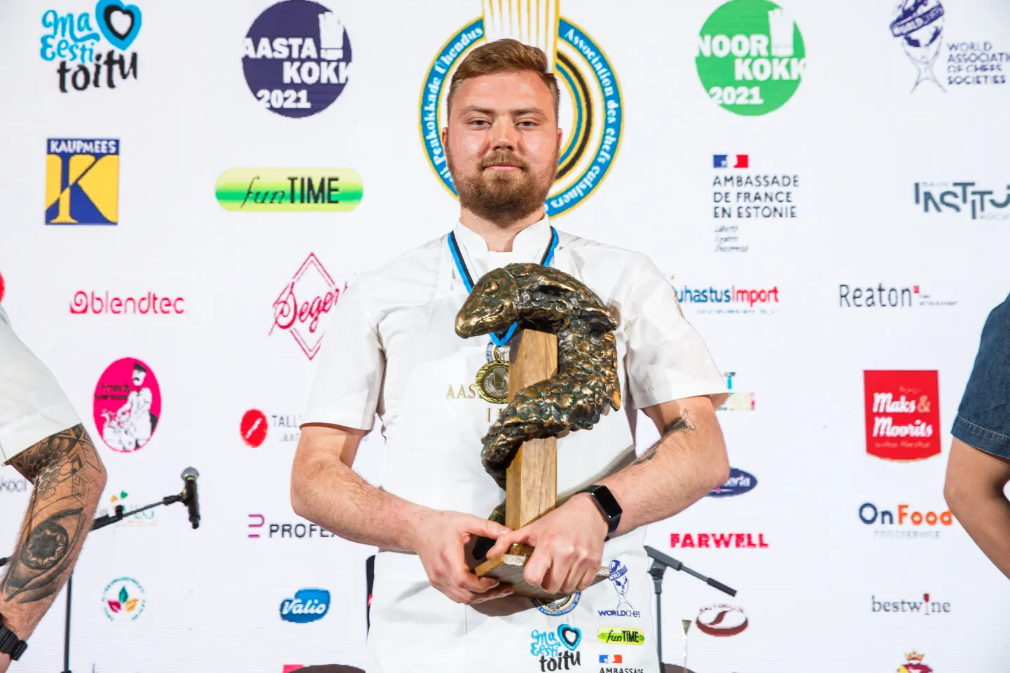 VÕIDURÕÕM! Mosaiigi peakokk Ivan Derizemlja võidukarikaga.