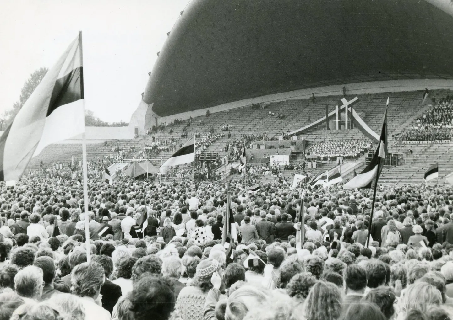 Tallinn, 11.09.1988.
Vabaduse laul ehk massiüritus "Eestimaa laul." Rahvarinne kutsus rahva lauluväljakule. Laulukaar, eesti lipud.
Foto: Postimees