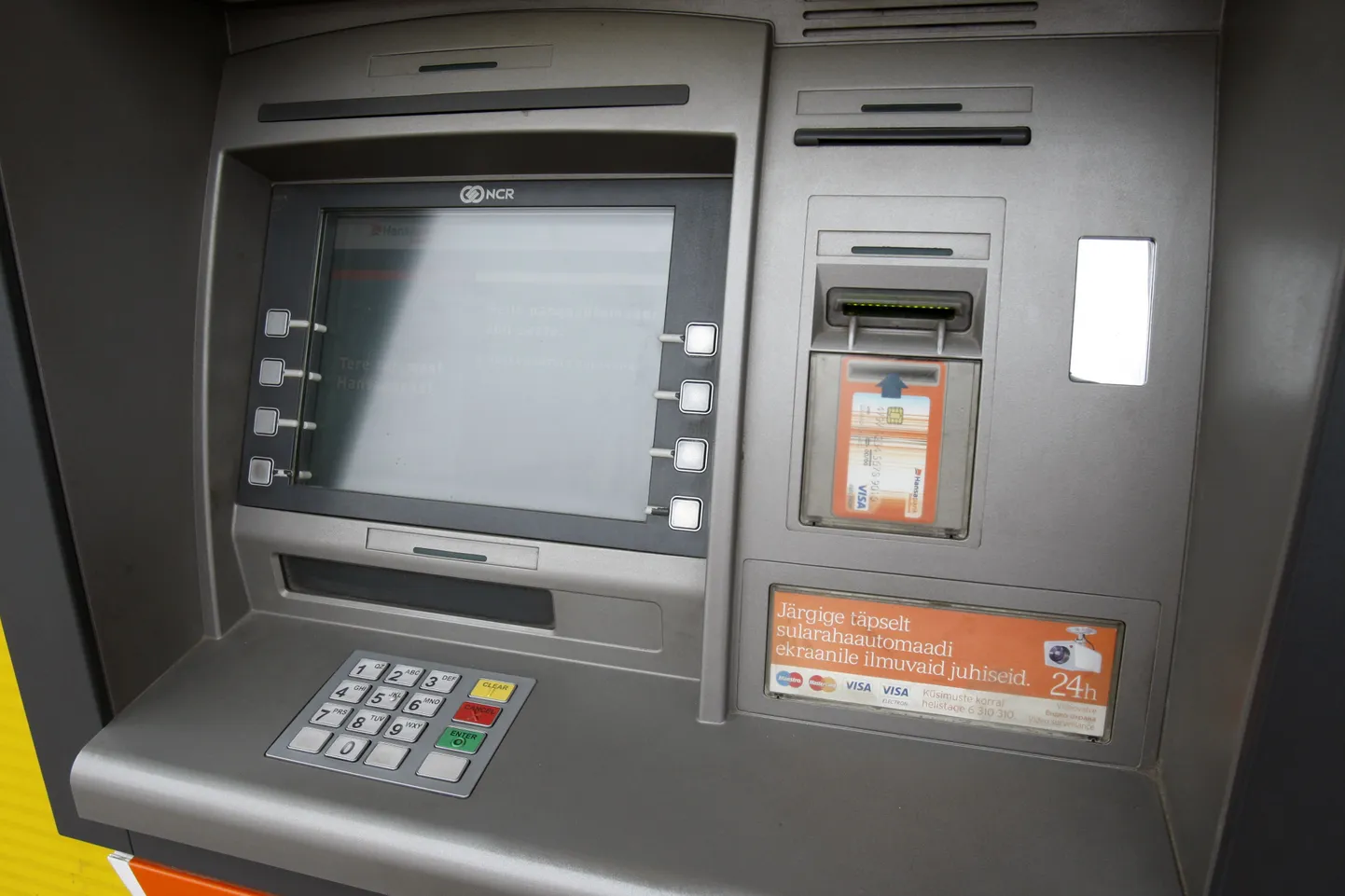 Swedbanki sularahaautomaat.