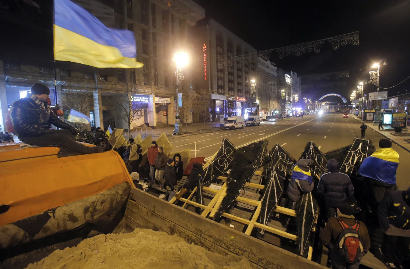 Meeleavaldajad Iseseisvuse väljakule püstitatud barrikaadidel Kiievis.