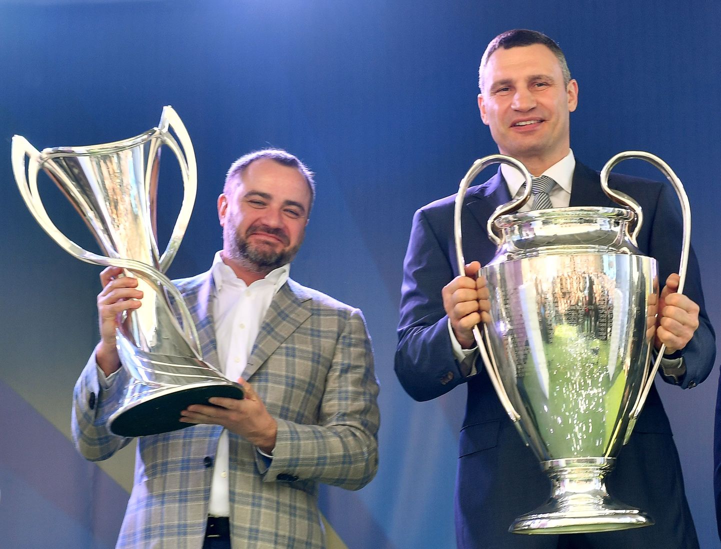 Ukraina jalgpallijuht Andrei Pavelko (vasakul) ning Kiievi linnapea ja endine poksituus Vitali Klitško Meistrite liiga karikatega.