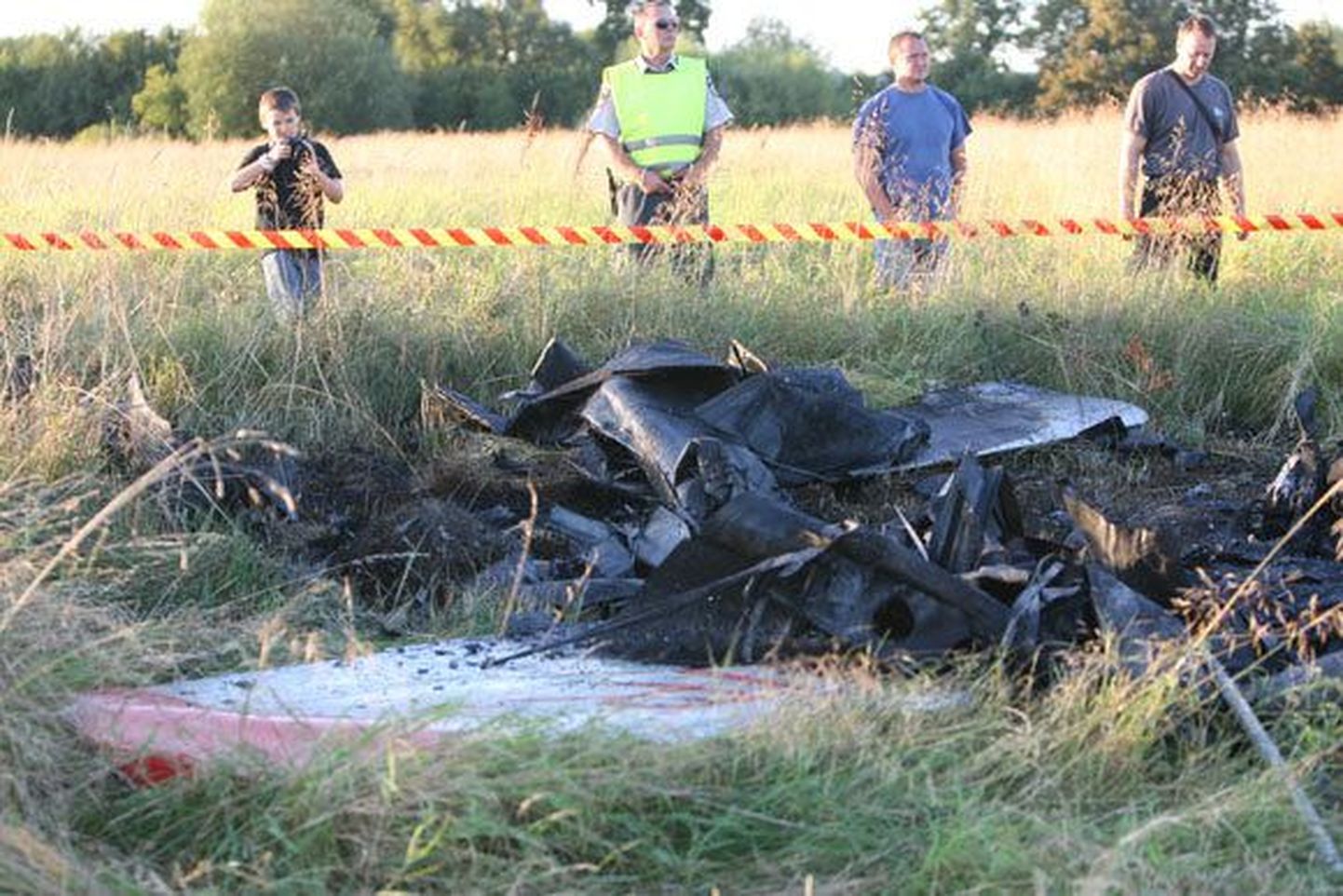 Kaunase lähistel kukkus eile alla väikelennuk ja süttis põlema. Pildil on lennukirusud.