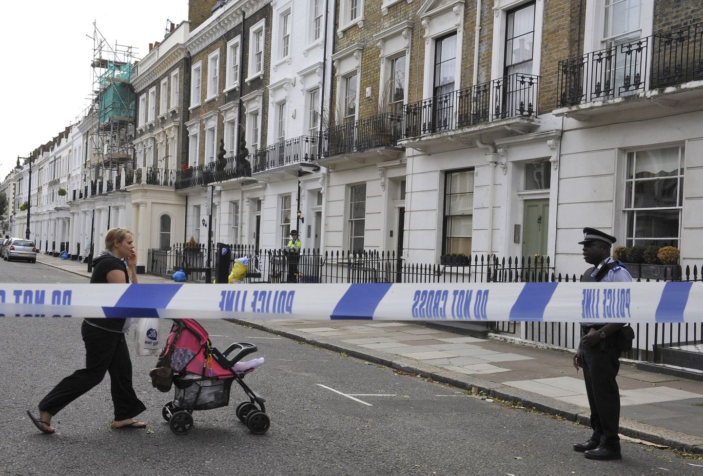Briti politsei Londonis Pimlico linnaosas, kus ühest korterist leiti oletatavasti Briti luureagendi surnukeha.