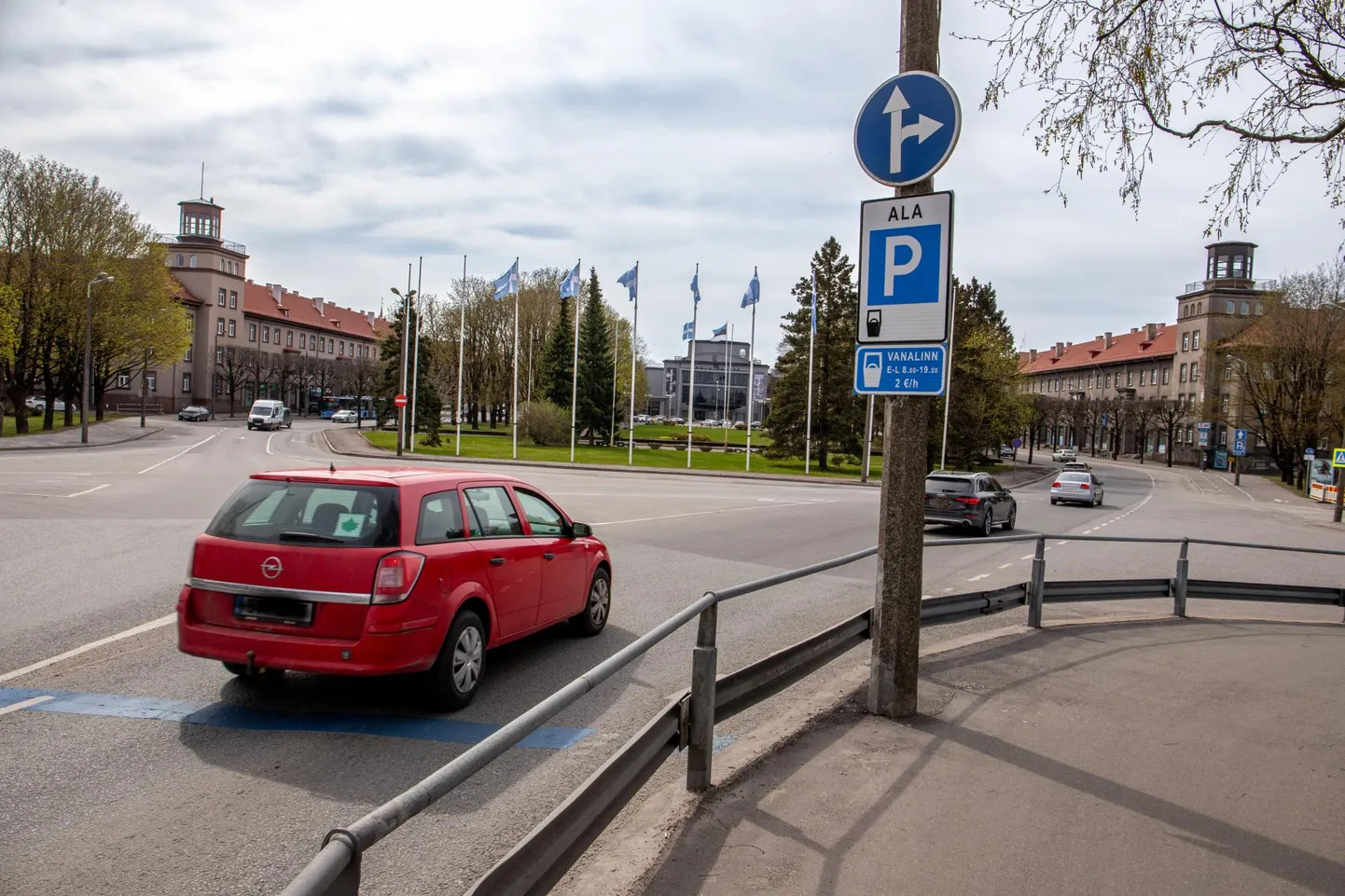 Tasulise parkimise ala piirkonnad on tähistatud asfaldile maalitud siniste joontega, mille kõrval on infotahvel tsooni nimega.