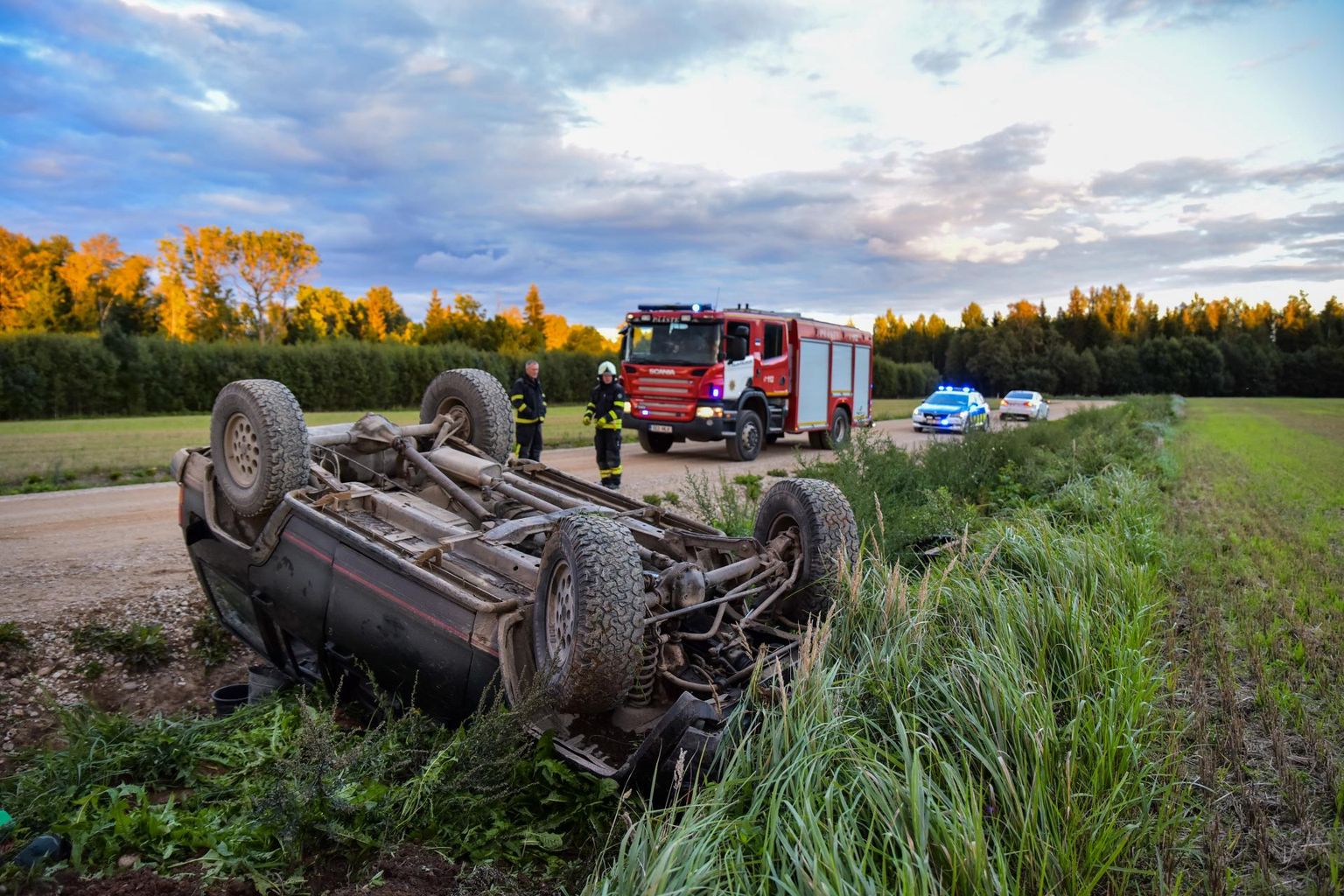 Laupäeva õhtul juhtus Viljandimaal Mulgi vallas Ereste külas raske liiklusõnnetus ja selles viga saanud autojuht toimetati haiglasse.