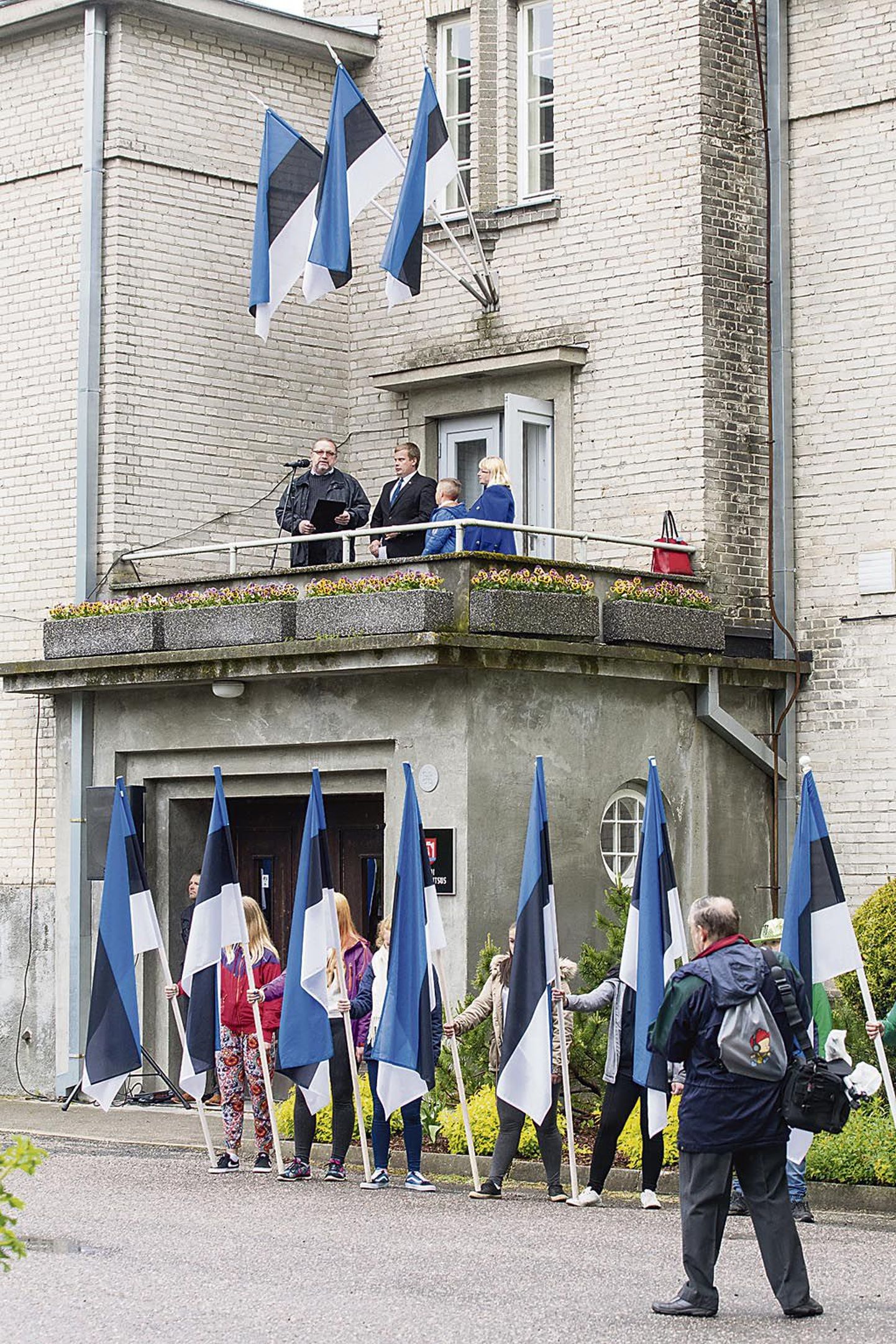 Sindi Pätsu-aegse raekoja ees algas eile Eesti lipu 133. aastapäeva tähistamine, sündmust jäädvustas linna aukodanik Urmas Saard.