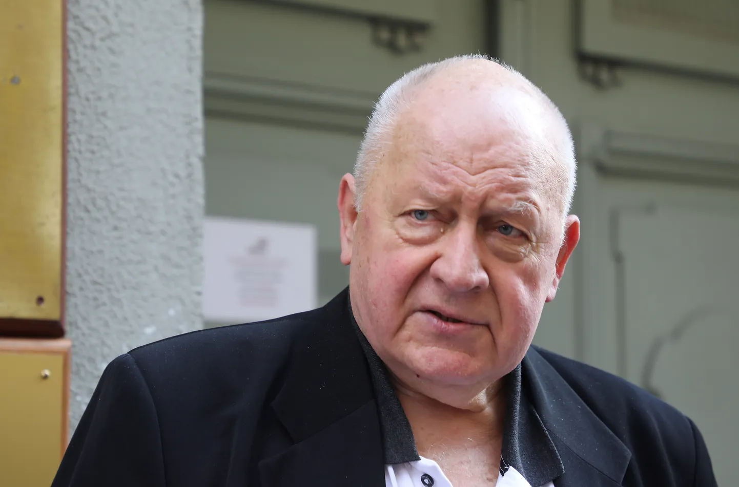 Partijas "Kristīgi progrsīvā partija" pārstāvis Imants Burvis dodas iesniegt partijas deputātu kandidātu sarakstu un priekšvēlēšanu programmu 14. Saeimas vēlēšanām Centrālajā vēlēšanu komisijā.