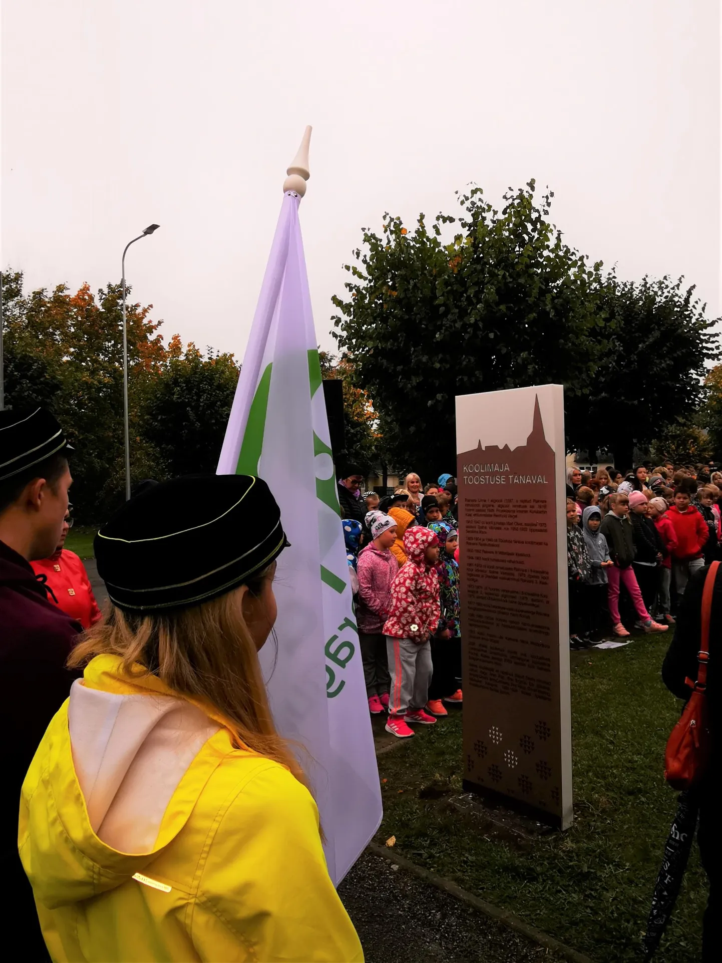 Koolimaja sünnipäeval avati maja ajalugu tutvustav infotahvel.