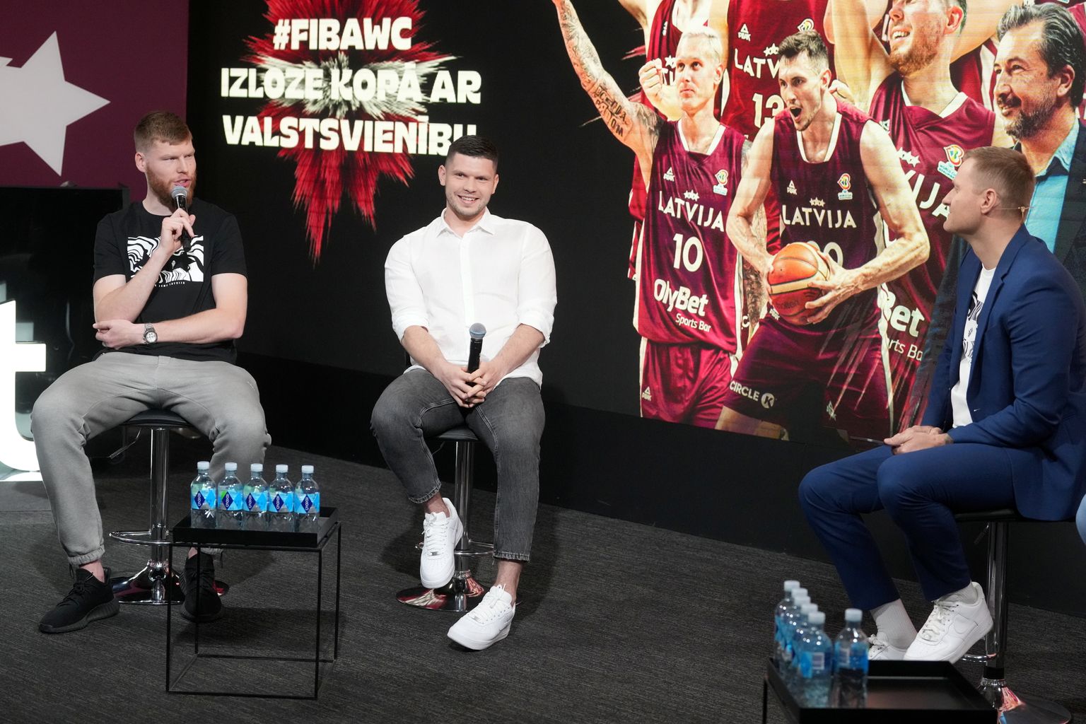 Latvijas basketbola izlases spēlētāji Dāvis Bertāns (no kreisās), Rihards Lomažs un pasākuma vadītājs Renārs Zeltiņš piedalās 2023. gada FIBA Pasaules kausa izlozes pasākumā.
