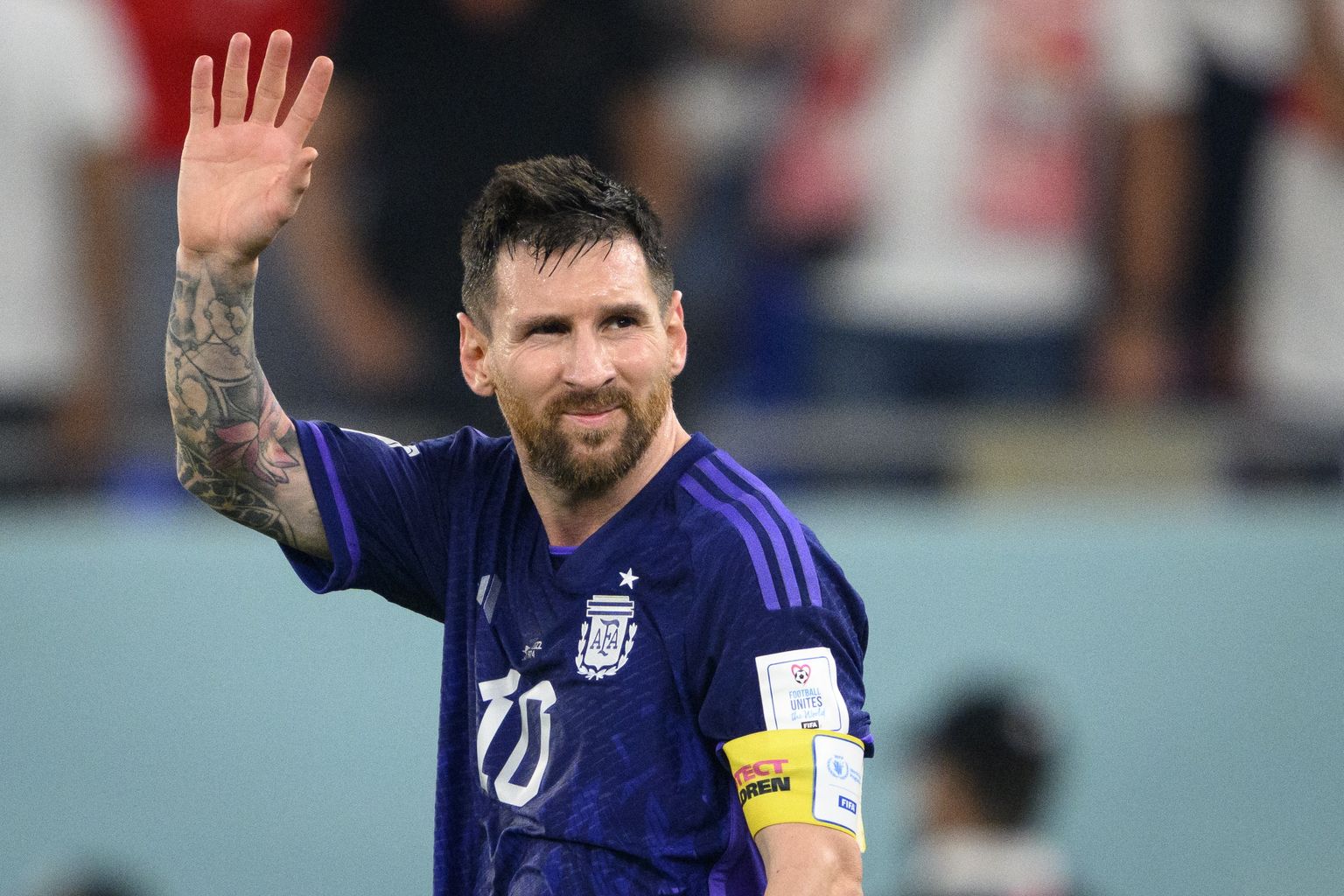 Argentina koondise kapten Lionel Messi lehvitab fännidele pärast võitu Poola üle.