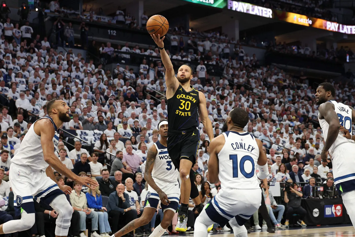 NBA zvaigzne Stefans Karijs (centrā ar bumbu)
