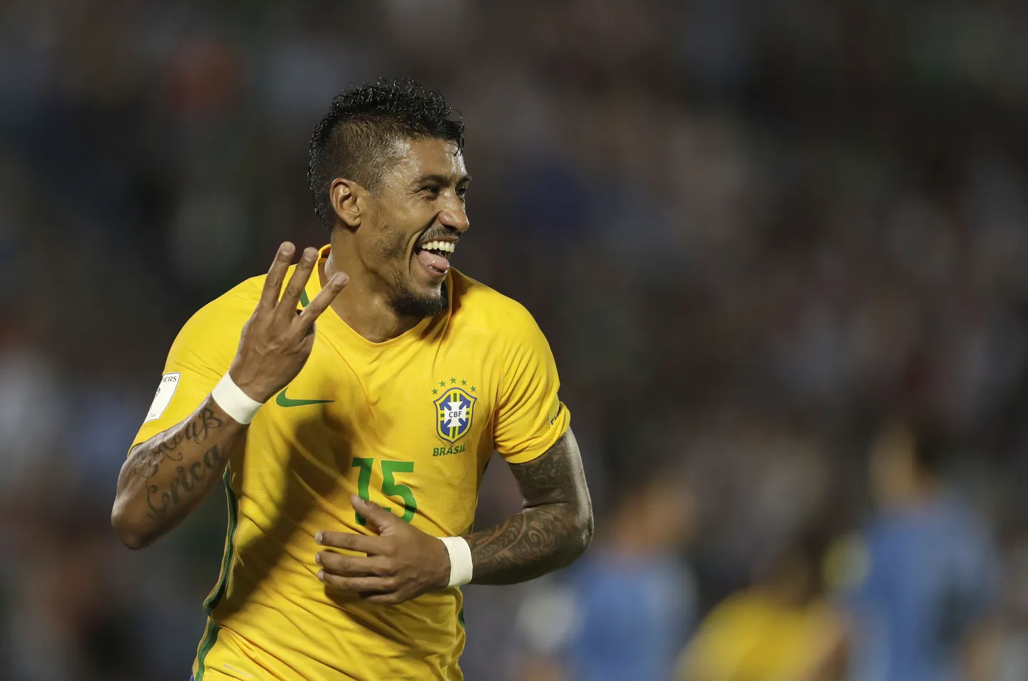 Paulinho Brasiilia jalgpallikoondise särgis.