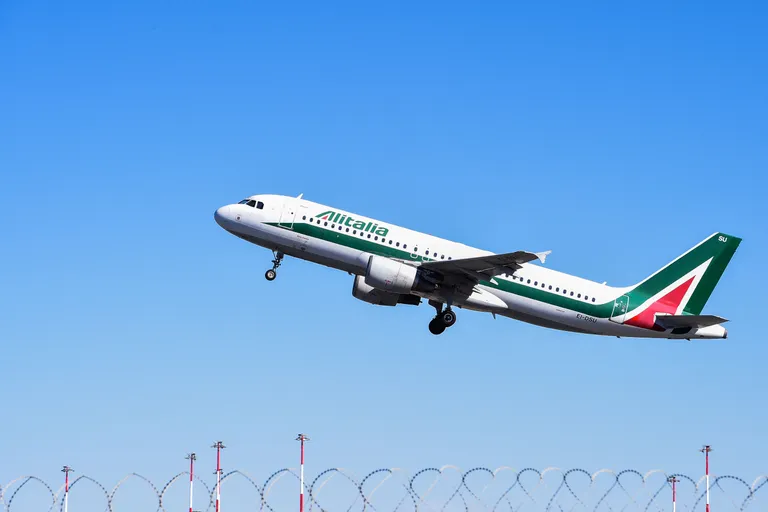 Uue Itaalia lennufirma ITA lennuk tõusmas Rooma Fiumicino lennujaamast õhku. ITA lennukid kannavad Alitalia värve ja logo, kuna selle kaubamärk osteti 90 miljoni euro eest.