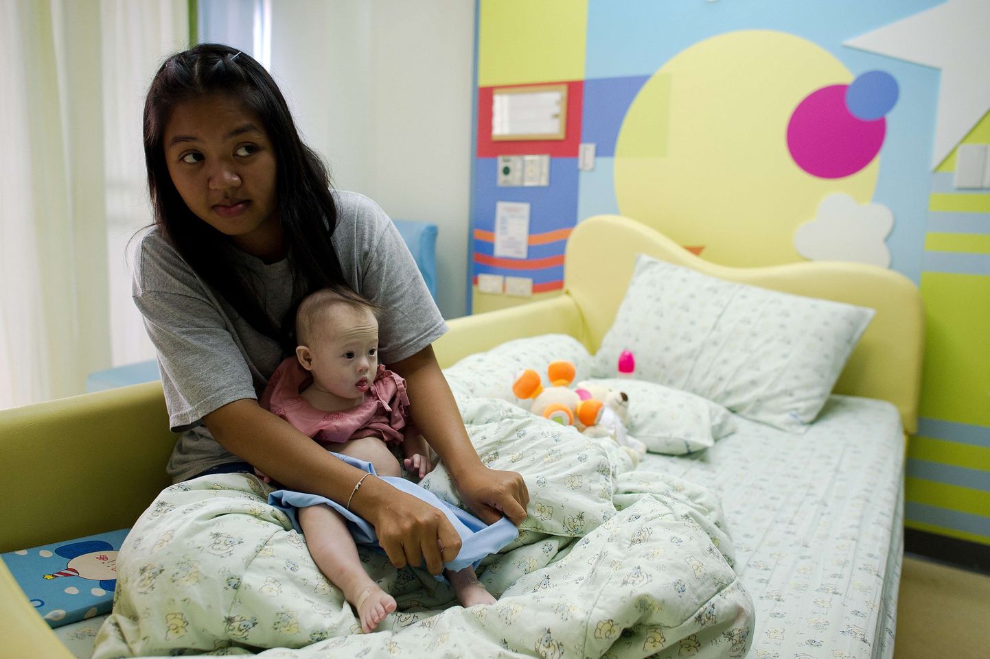 Tailannast surrogaatema Pattaramon Chanbua koos väikse Gammyga Chonburi provintsis asuvas Samitivej haiglas.