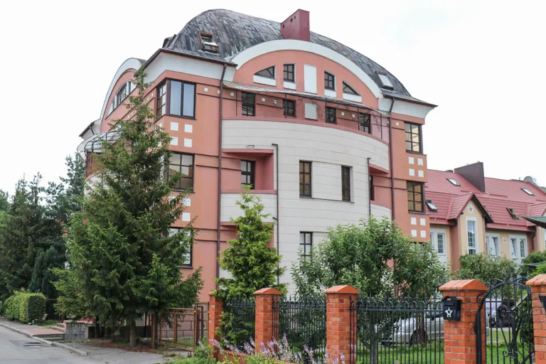 Свит капитана находится в мансарде гостиницы, расположенной в богатом районе Калининграда.