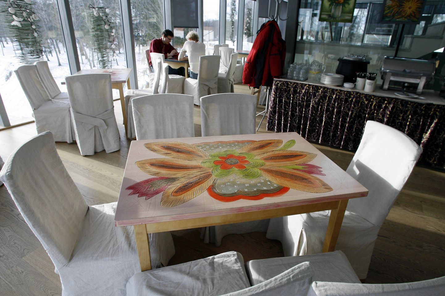 Viljandi kunstnike tööde oksjon pärimusmuusika keskuse kohvikus
