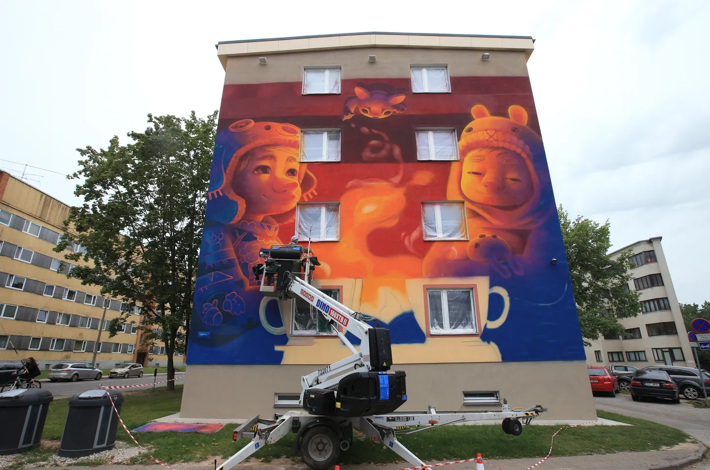 Tähe 2 kortermaja on energiasäästlikuks renoveerimise järel linnaruumi rikastamiseks saanud seinamaalingu «Kodu», mille autoriks on Argentiina päritolu tänavakunstnik AnimalitoLand.