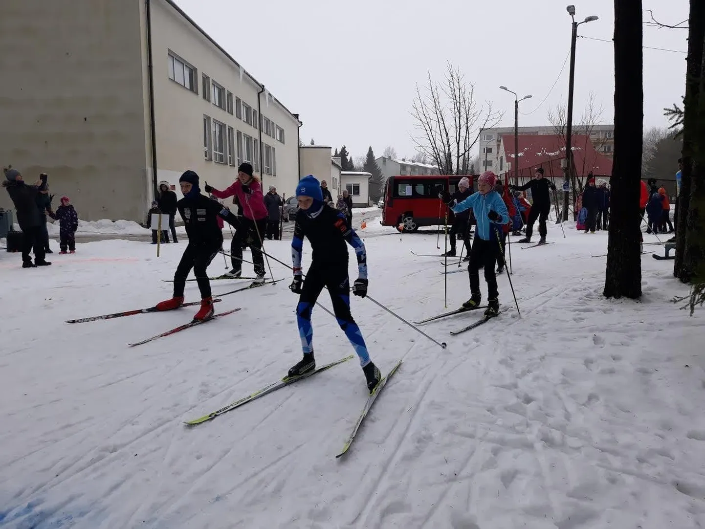 Türi spordiklubide liidu korraldatud suusatamise seeriavõistlus «Türi suusatalv 2021» paelus nii mudilasi kui ka vanemaid suusatajaid.