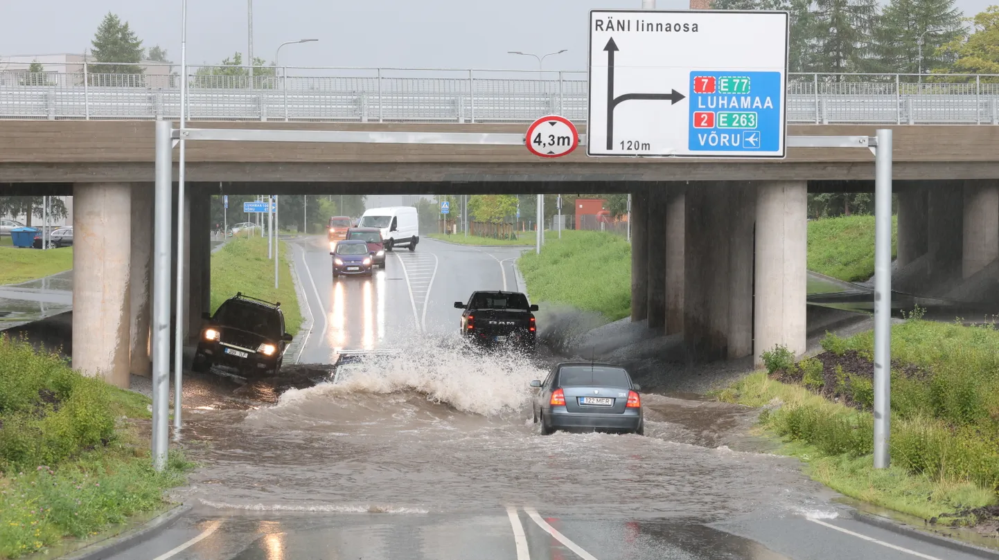 Padusadu ujutas Tartu tänavad üle ja liiklus on häiritud.