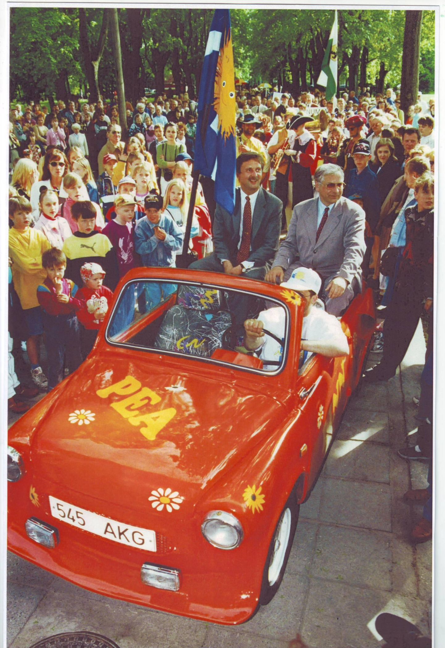 Nii toodi suvepealinna tiitel 1996. aastal esimest korda Pärnusse. ­Paremal toonane Tallinna linnapea Jaak Tamm, vasakul Pärnu meer Väino Linde.