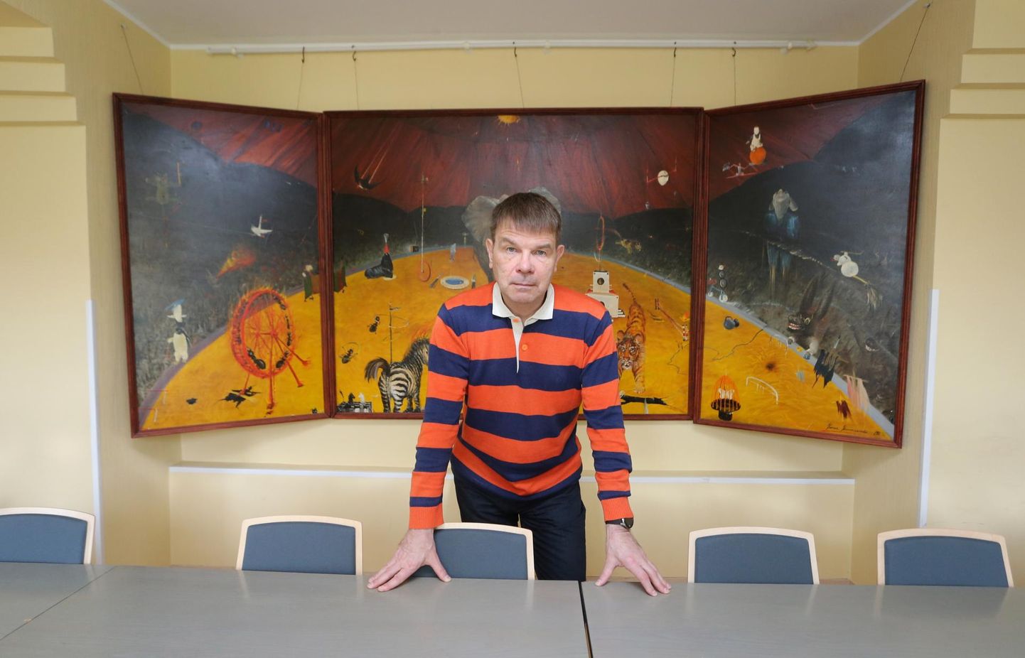Tartu üliőpilasmaja tegevjuht Kulno Kungla seisab Ilmar Kruusamäe maali taustal. 1986. aastal valminud maal kaunistab üliõpilasmaja auditooriumi.